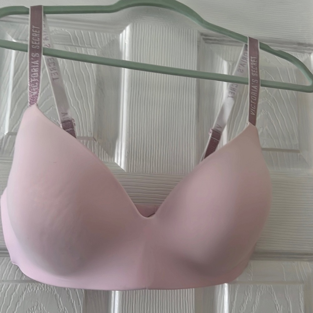 Victoria’s Secret wireless bra. Like New condition! Size 36DD. Blush Pink.